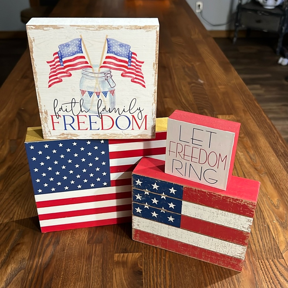 4 Fourth of July signs - Picture 1 of 6